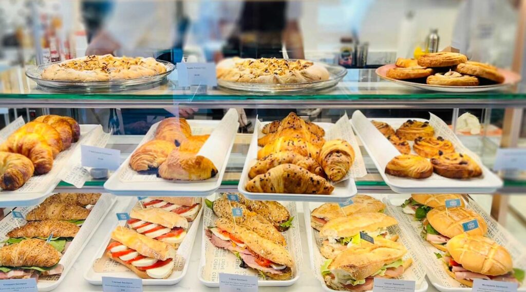 European style cafe at Naples, Florida Cafe Creme de la Creme